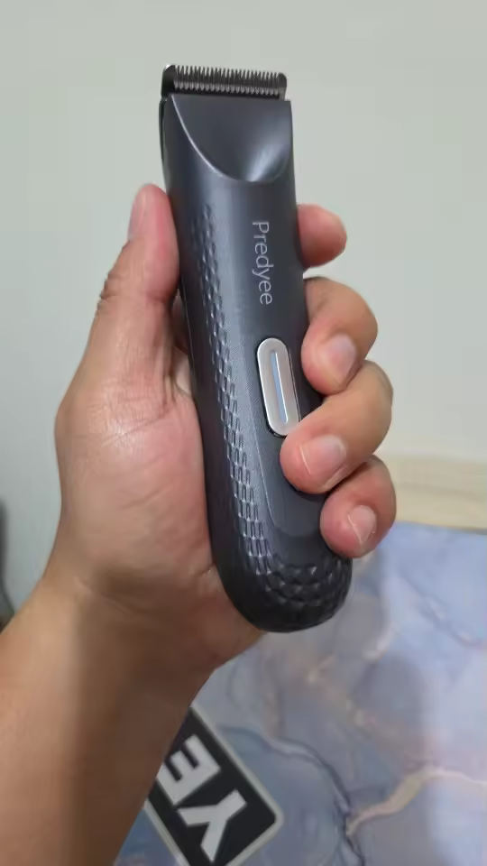Detalhe do aparador na mão de um cliente