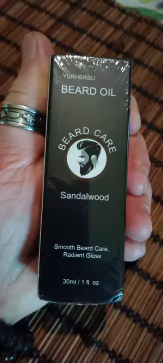 Embalagem do óleo para barba fotografada por um cliente